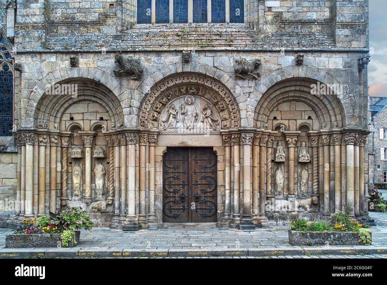Saint Sauveur, Dinan, Bretagne, Frankreich. Der romanische Eingang von Saint Sauveur; diese wichtige Kirche hat eine Mischung aus Epochen und Stilen. Stockfoto