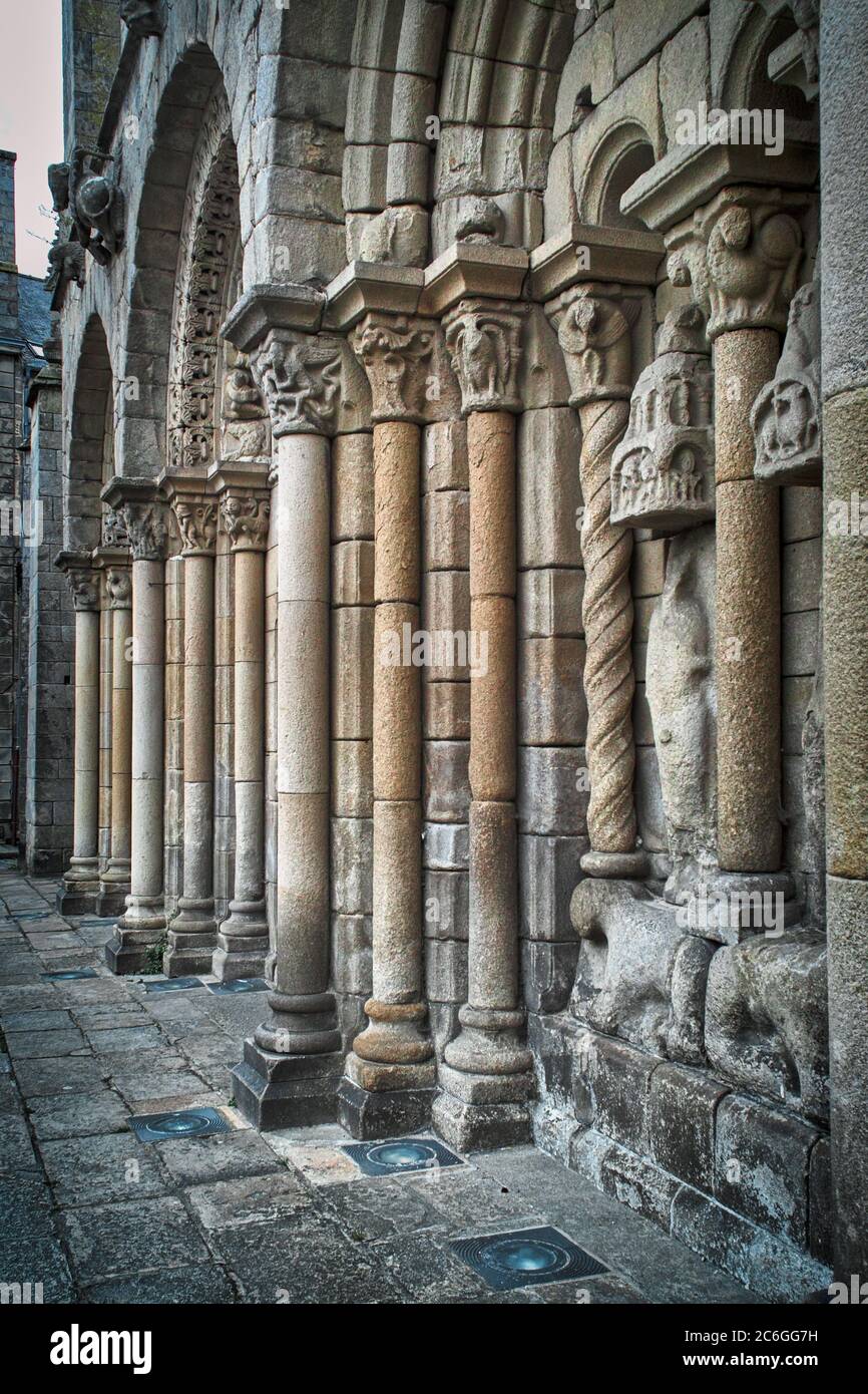 Basilika Saint Sauveur, Dinan, Bretagne, Frankreich, Europa. Detail des romanischen Eingangs. Säulen und beschädigte Skulpturen sind sichtbar. Stockfoto