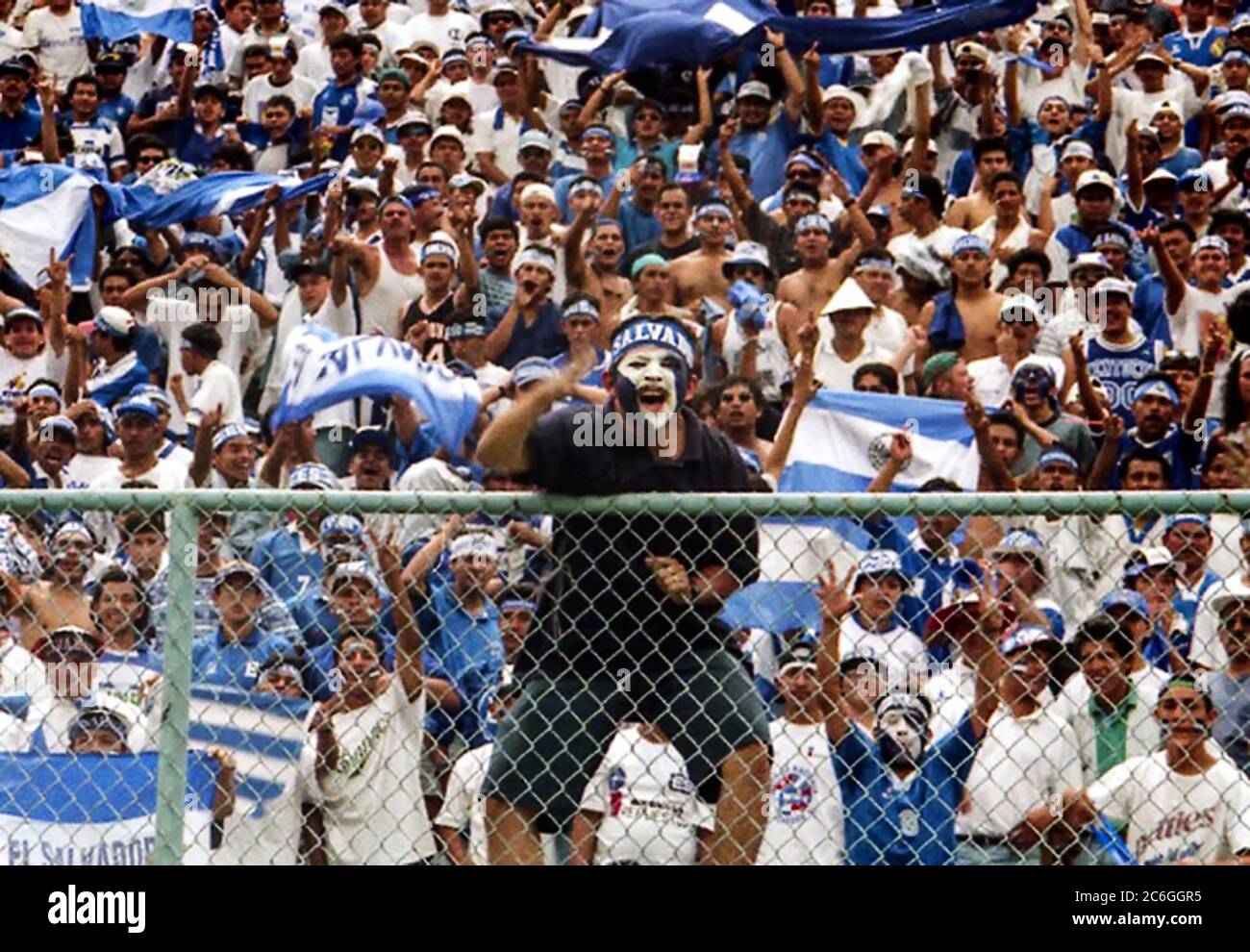 Tollwütige Fans der Fußballnationalmannschaft El Salvador im Stadion Cuscatlan, San Salvador. Stockfoto