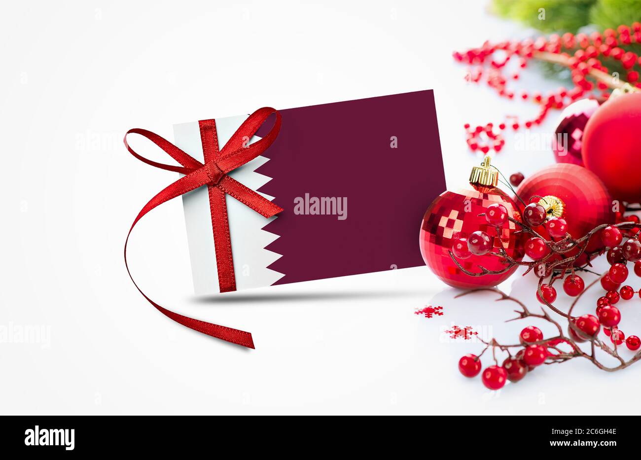 Qatar Flagge auf Neujahr Einladungskarte mit roten weihnachtsschmuck Konzept. National Happy New Year Komposition. Stockfoto
