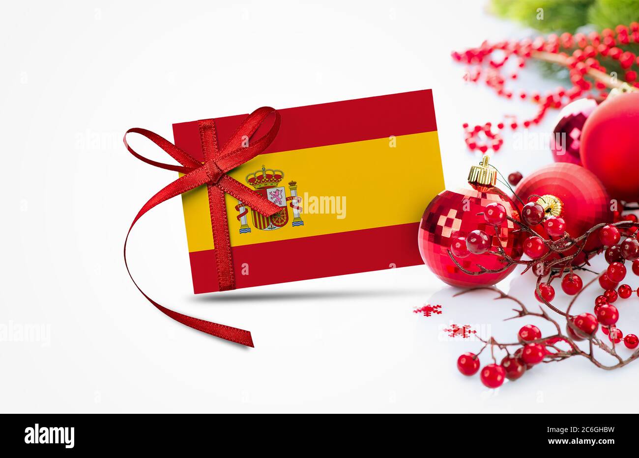 Spanien Flagge auf Neujahr Einladungskarte mit roten weihnachtsschmuck Konzept. National Happy New Year Komposition. Stockfoto
