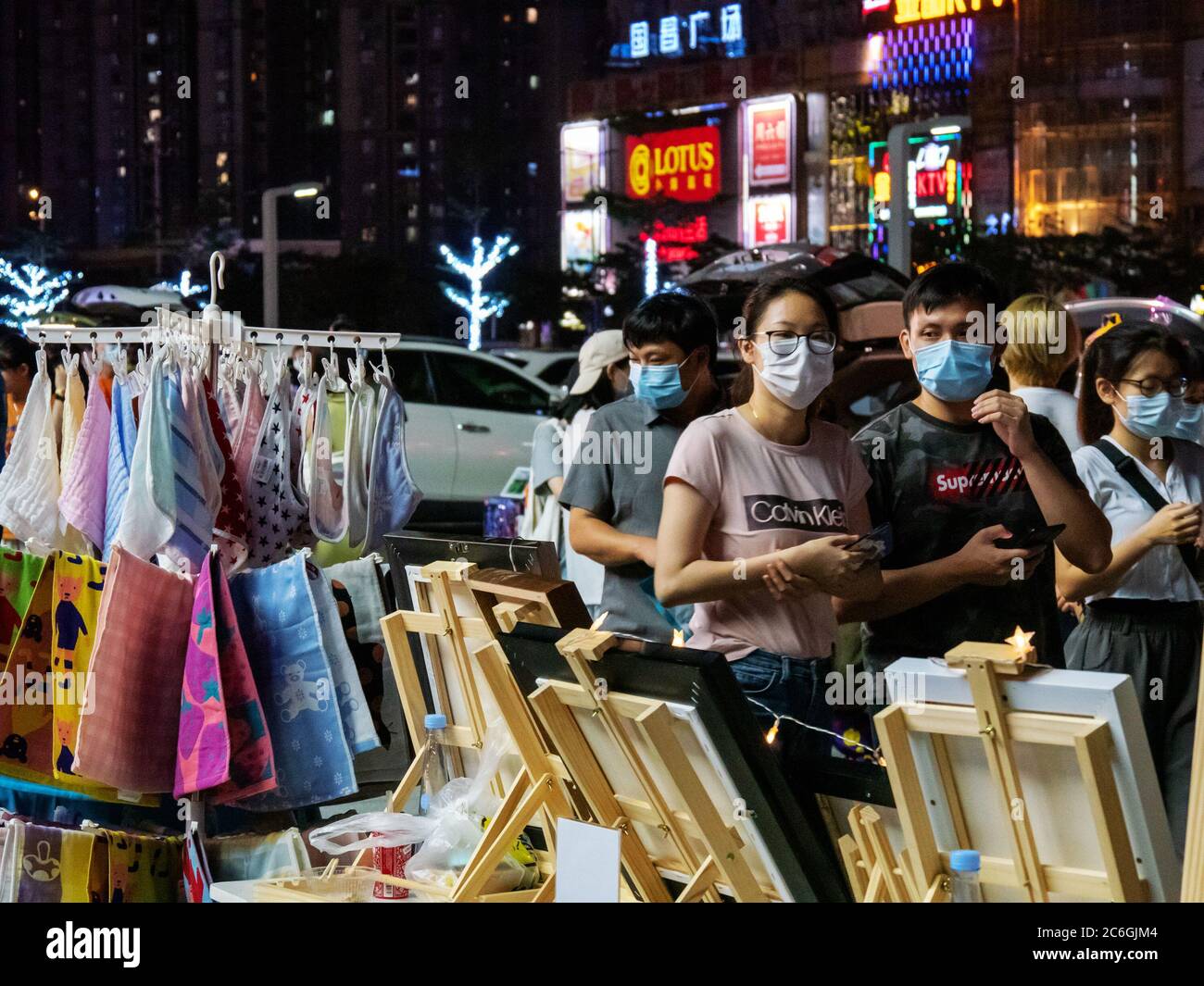 Menschen gehen und einkaufen auf einem 7-tägigen temporären Nachtmarkt in Guangzhou Stadt, südchinesische Provinz Guangdong, 10. Juni 2020. Stockfoto