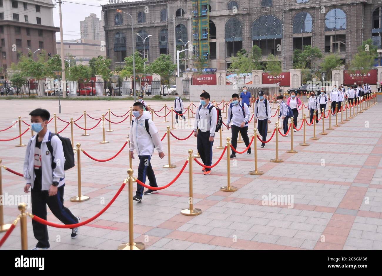 Schüler der dritten Klasse stehen in Harbin, nordöstlich von Heilongjiang, an, um in die Schule zu gehen, 10. Juni 2020. Stockfoto