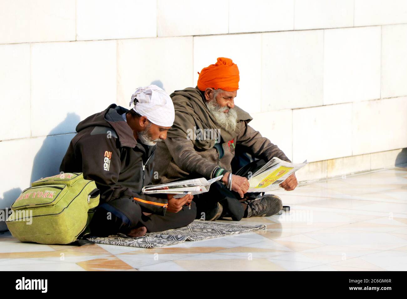 Zwei indische sikhs mans sitzt nahe dem Wasser des goldenen Tempels. 03 Dezember 2019 Amritsar, Punjab, Indien. Stockfoto Zwei indische sikhs mans sitzt nahe dem Wasser des goldenen Tempels. 03 Dezember 2019 Amritsar, Punjab, Indien. Stockfoto