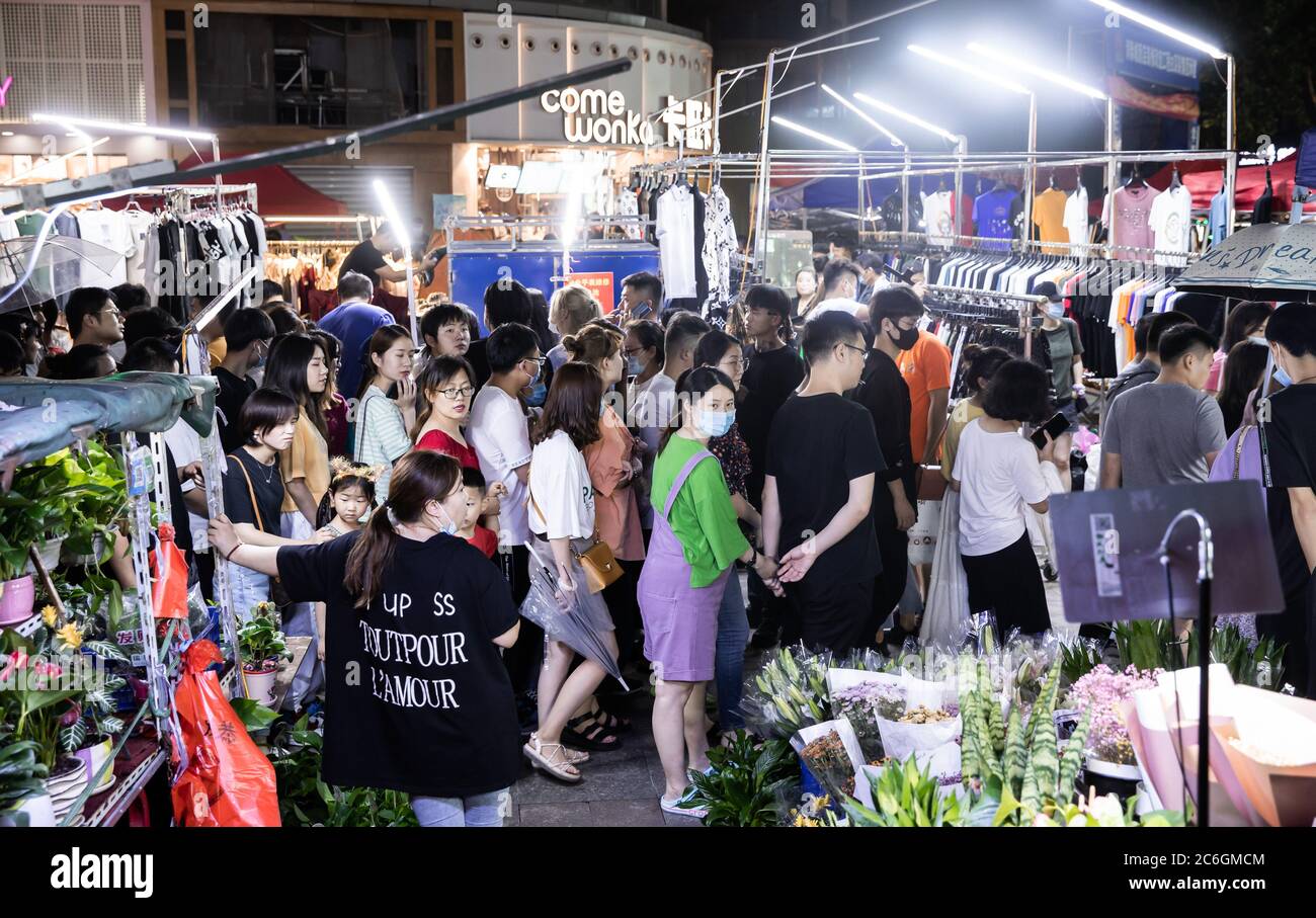 Auf dem Nachtmarkt in der Huaihe Road in Hefei, ostchinesische Provinz Anhui, kaufen Menschen ein, 20. Juni 2020. Stockfoto