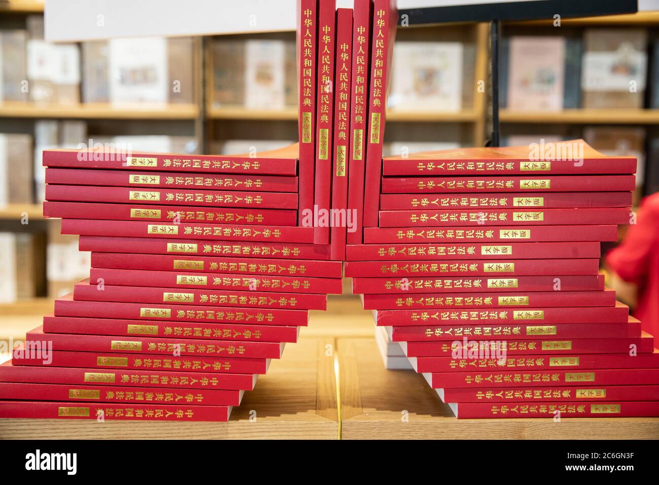 Das erste chinesische Zivilgesetzbuch, das "chinesische Zivilgesetzbuch", wird in einer Buchhandlung in Hefei, der ostchinesischen Provinz Anhui, am 18. Juni 2020 verkauft. Stockfoto