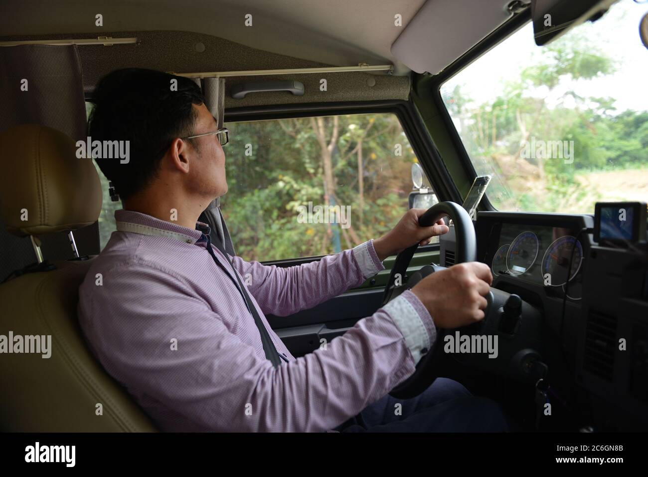 Fang Qingsong ist unterwegs und macht Feldstudien über den Besuch und das Sammeln von Informationen über historische Überreste, Nanjing City, Ost-Chinas Jiangsu Prov Stockfoto