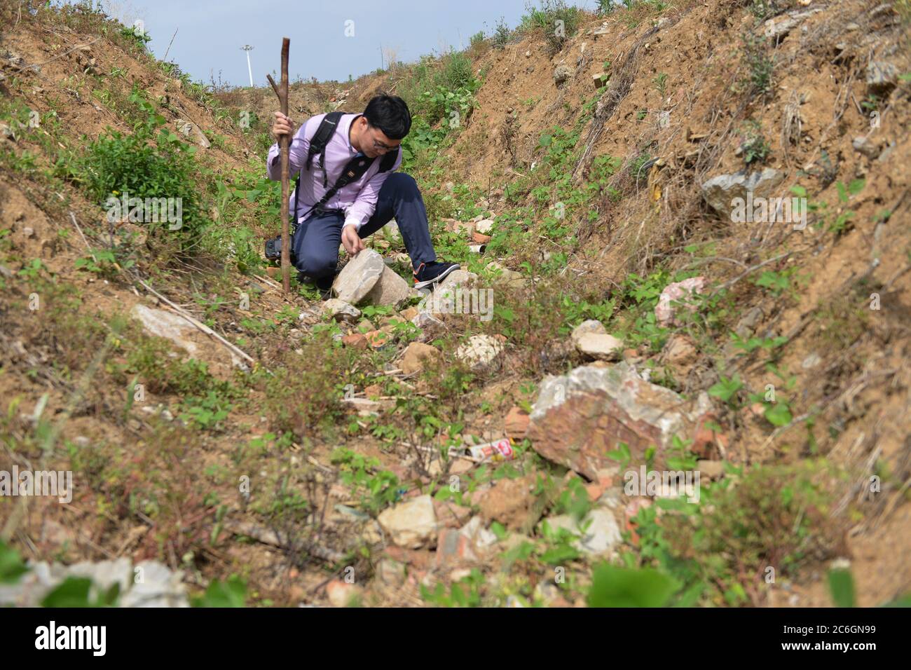 Fang Qingsong ist unterwegs und macht Feldstudien über den Besuch und das Sammeln von Informationen über historische Überreste, Nanjing City, Ost-Chinas Jiangsu Prov Stockfoto