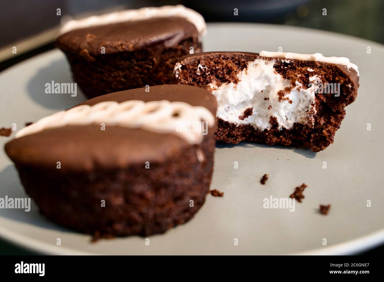 Biss aus Cupcake mit Sahne Füllung genommen Stockfoto