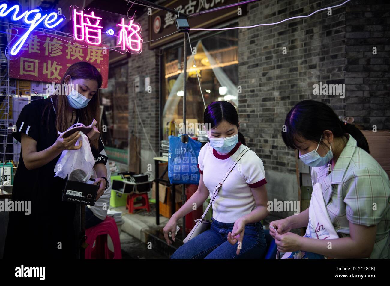 Vor kurzem, der größte Nachtmarkt von Wuhan wieder eröffnet, mobile Händler Stände und Stände können entlang der Seiten der engen Gassen Wege gesehen werden, Baocheng ro Stockfoto