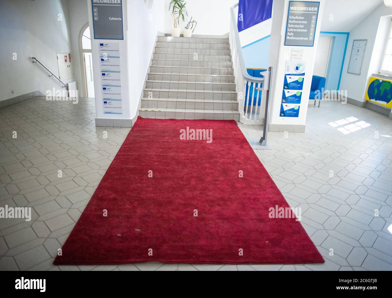 Neustrelitz, Deutschland. Juni 2020. Im Treppenhaus des Gymnasiums Carolinum in Neustrelitz ist ein roter Teppich angelegt. Quelle: Jens Büttner/dpa-Zentralbild/ZB/dpa/Alamy Live News Stockfoto