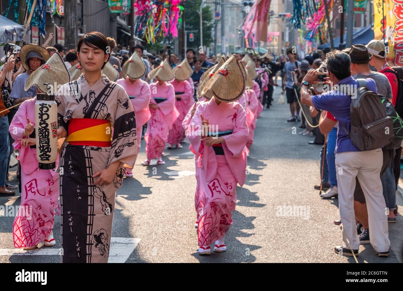 Volkstänzer in bunten Yukata und Amigasa Strohhut tanzen in Shitamachi Tanabata Matsuri Festival in der Straße von Kappabashi, Tokio, Japan. Stockfoto