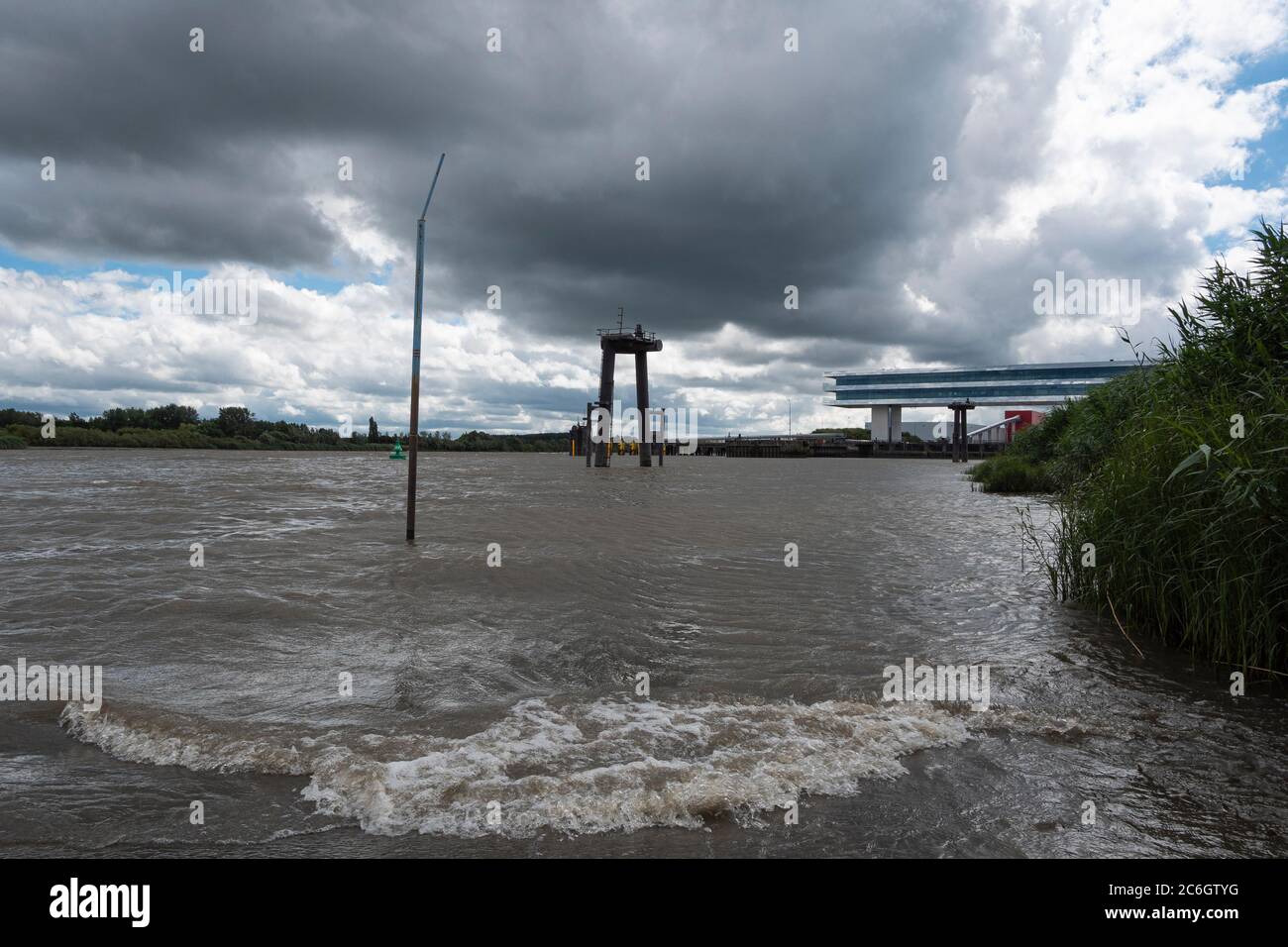 Temse, Belgien, 05. Juli 2020, die Schelde bei Flut und Sturmwolken in Temse Stockfoto