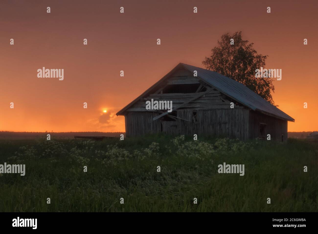 Die Mitternachtssonne geht in der Hochsommernacht im Norden Finnlands unter, um wieder aufzugehen. Stockfoto