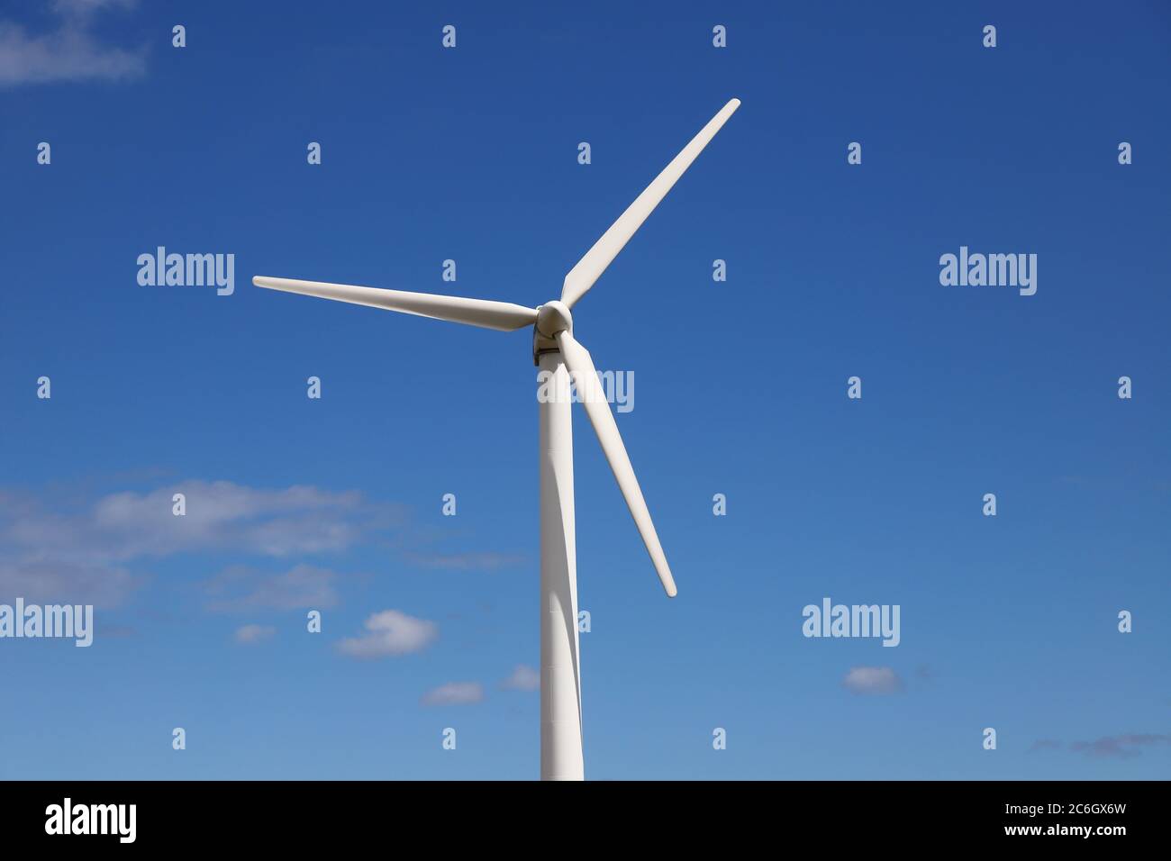 Nahaufnahme einer Windkraftanlage im Einsatz für die umweltfreundliche Erzeugung elektrischer Energie. Stockfoto