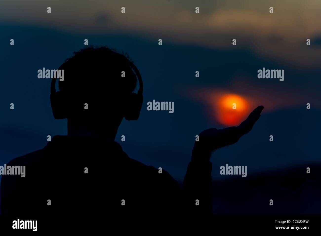 Ein Mann hört Begleiten Sie Radio in Quarantäne Zeit halten Sonne Stockfoto