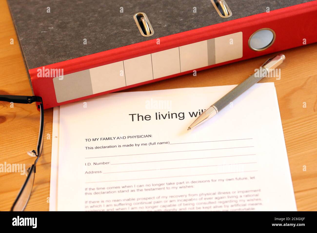 Symbolbild: Leere Form des lebenden Willens auf einem Schreibtisch Stockfoto