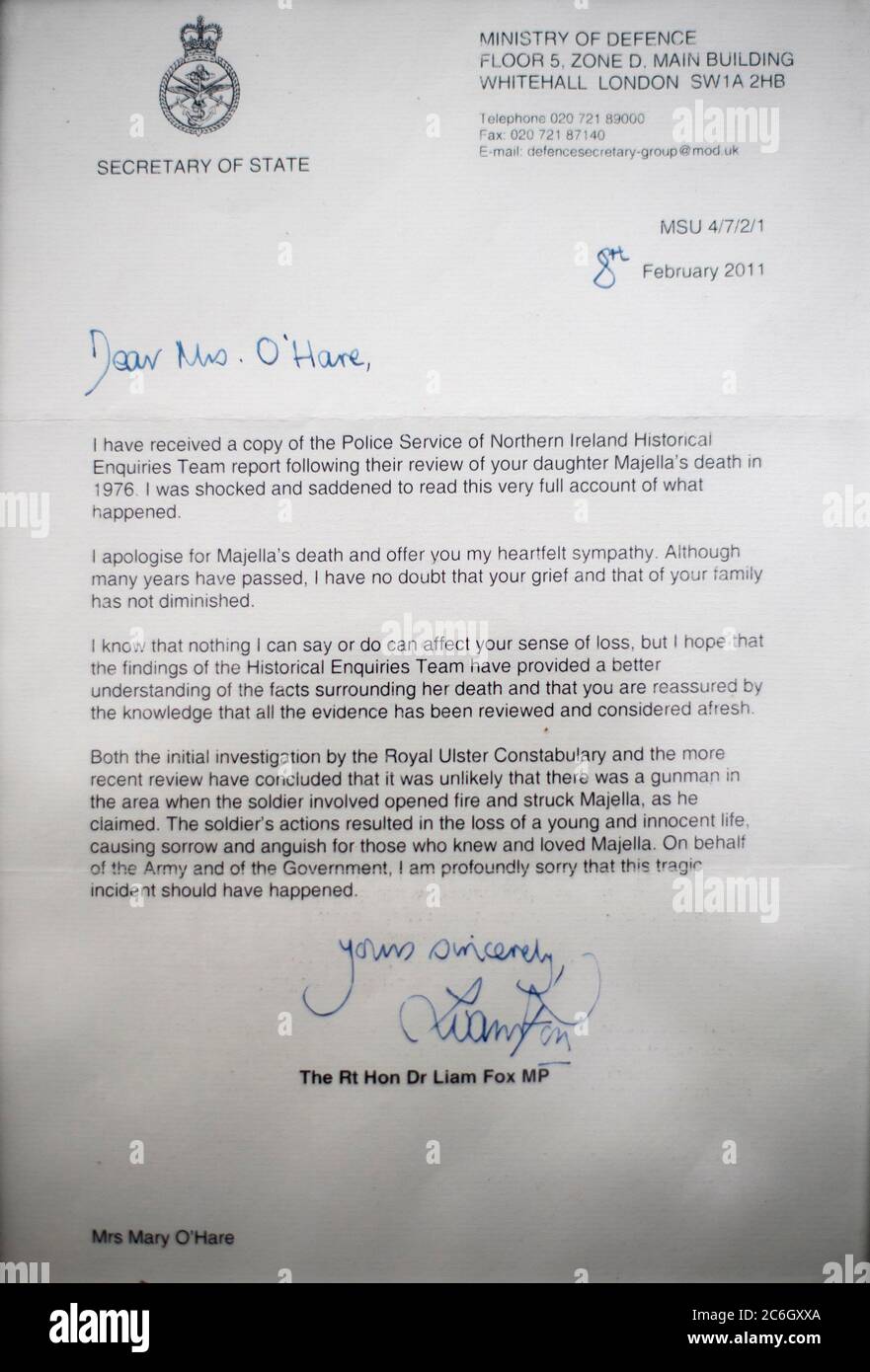 Ein Brief an Mary O'Hare, die Mutter von Majella O'Hare, die vor 44 Jahren von der Armee in Co Armagh erschossen wurde, vom Verteidigungsministerium im Jahr 2011. Ihr Bruder Michael O'Hare hat geschworen, für Gerechtigkeit für seine Schwester zu kämpfen, die mit 12 Jahren am 14 1976. August bei einem Spaziergang zur Kirche in Whitecross, Co Armagh, in den Rücken geschossen wurde und eine unabhängige Untersuchung ihres Todes forderte. Stockfoto
