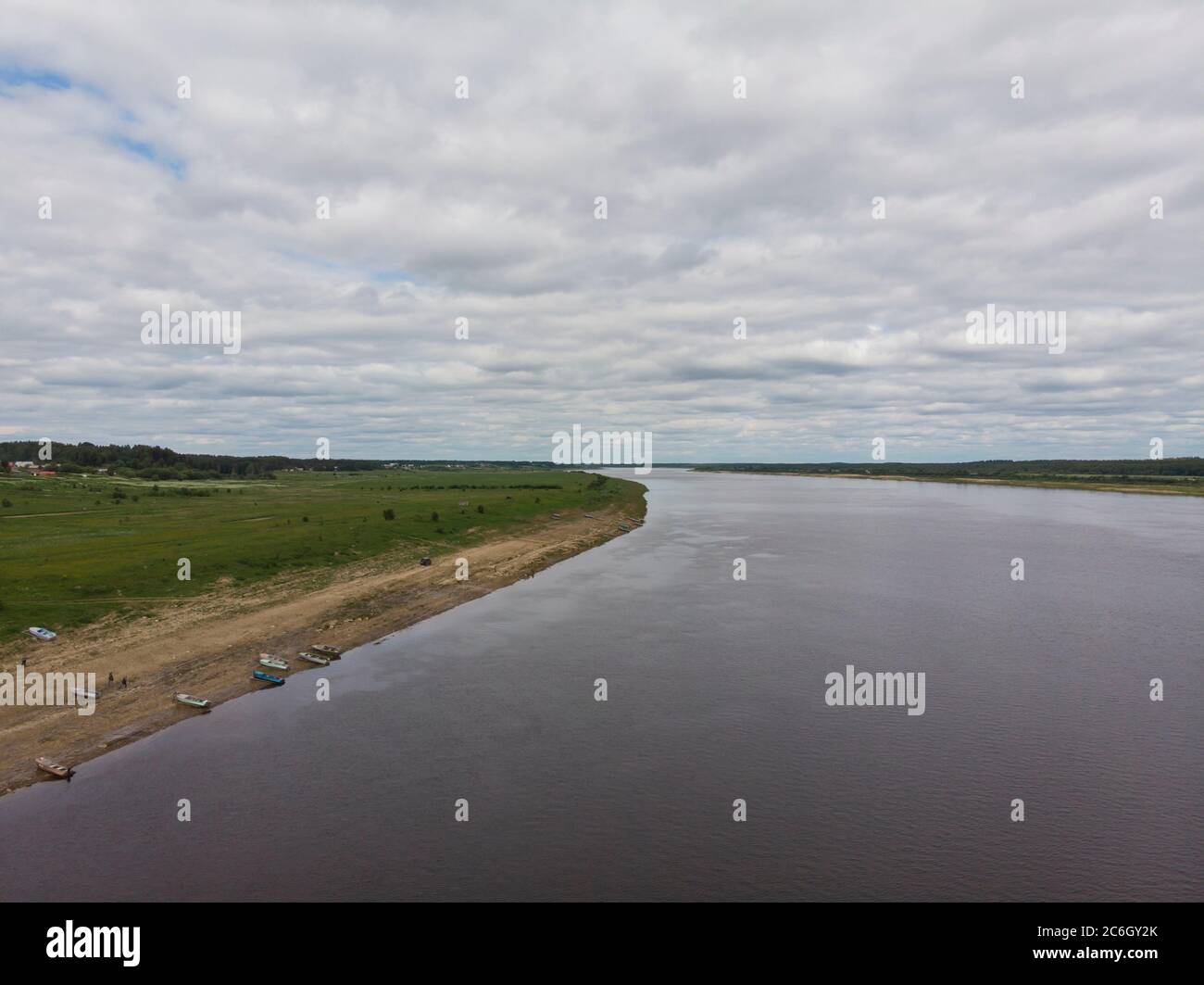Russische nördliche Dorf am Ufer eines großen Flusses. Russland, Archangelsk Region, das Dorf Rakula Stockfoto