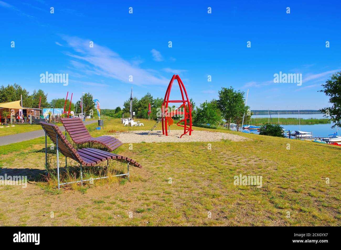 Graebendorfer See mit Spielplatz im Lausitzer Seenland an einem sonnigen Tag, Deutschland Stockfoto