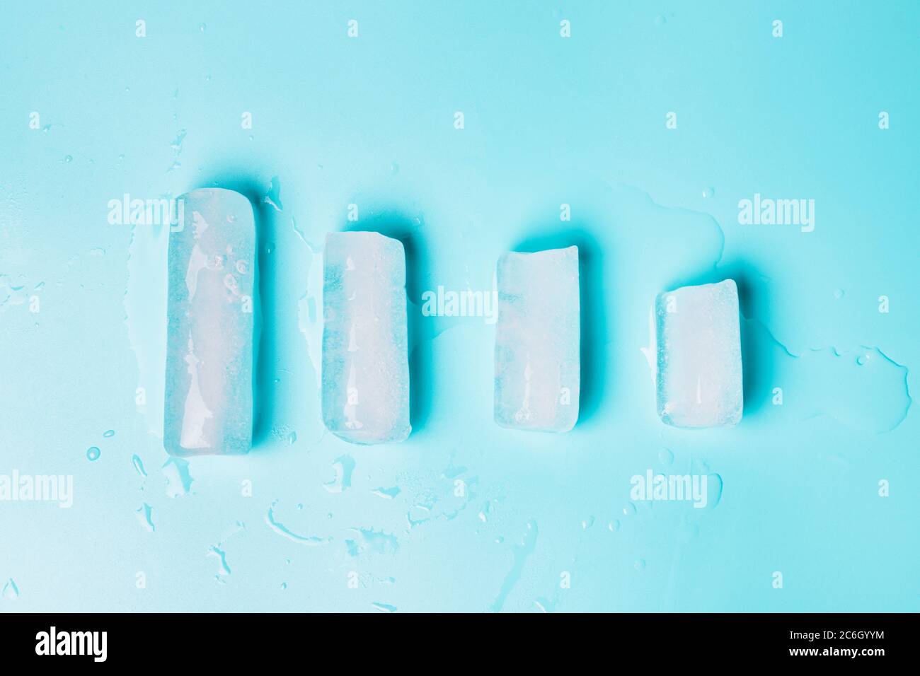 Das Konzept der schmelzenden Gletscher, eine Skala zur Reduzierung von Süßwasser, die den Planeten retten. Eis auf blauem Hintergrund Stockfoto