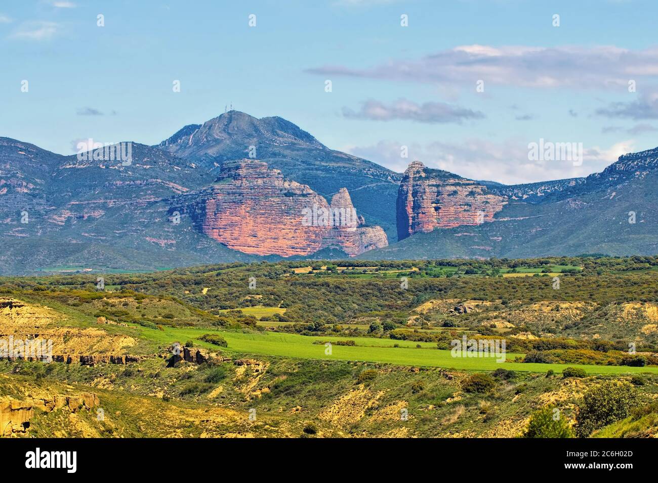 El Salto de Roldan ist eine Felsformation, die aus zwei Bergen besteht, Pena San Miguel und Pena Aman, Sierra de Guara in Aragon, Spanien Stockfoto