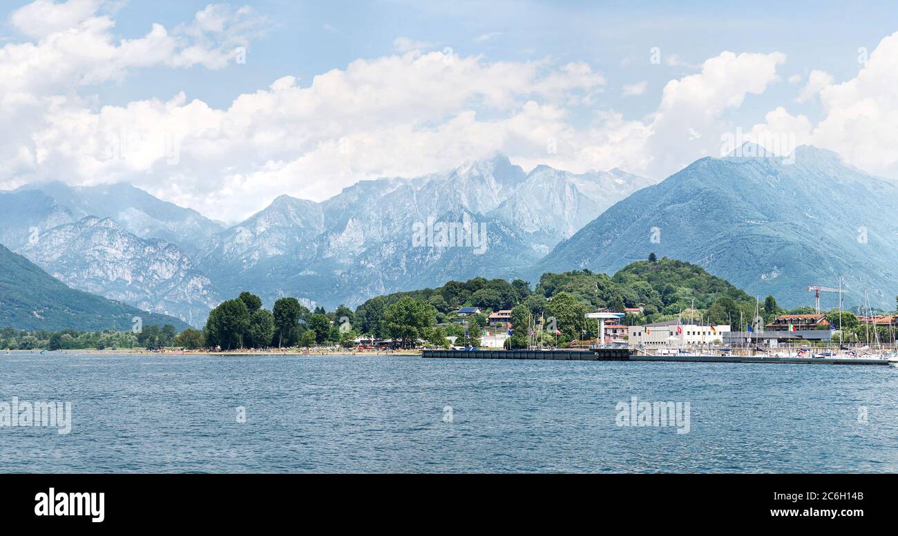 Malerische Alpen in der Nähe des Comer Sees. Colico City. Italien. Wolkiger Himmel. Stockfoto