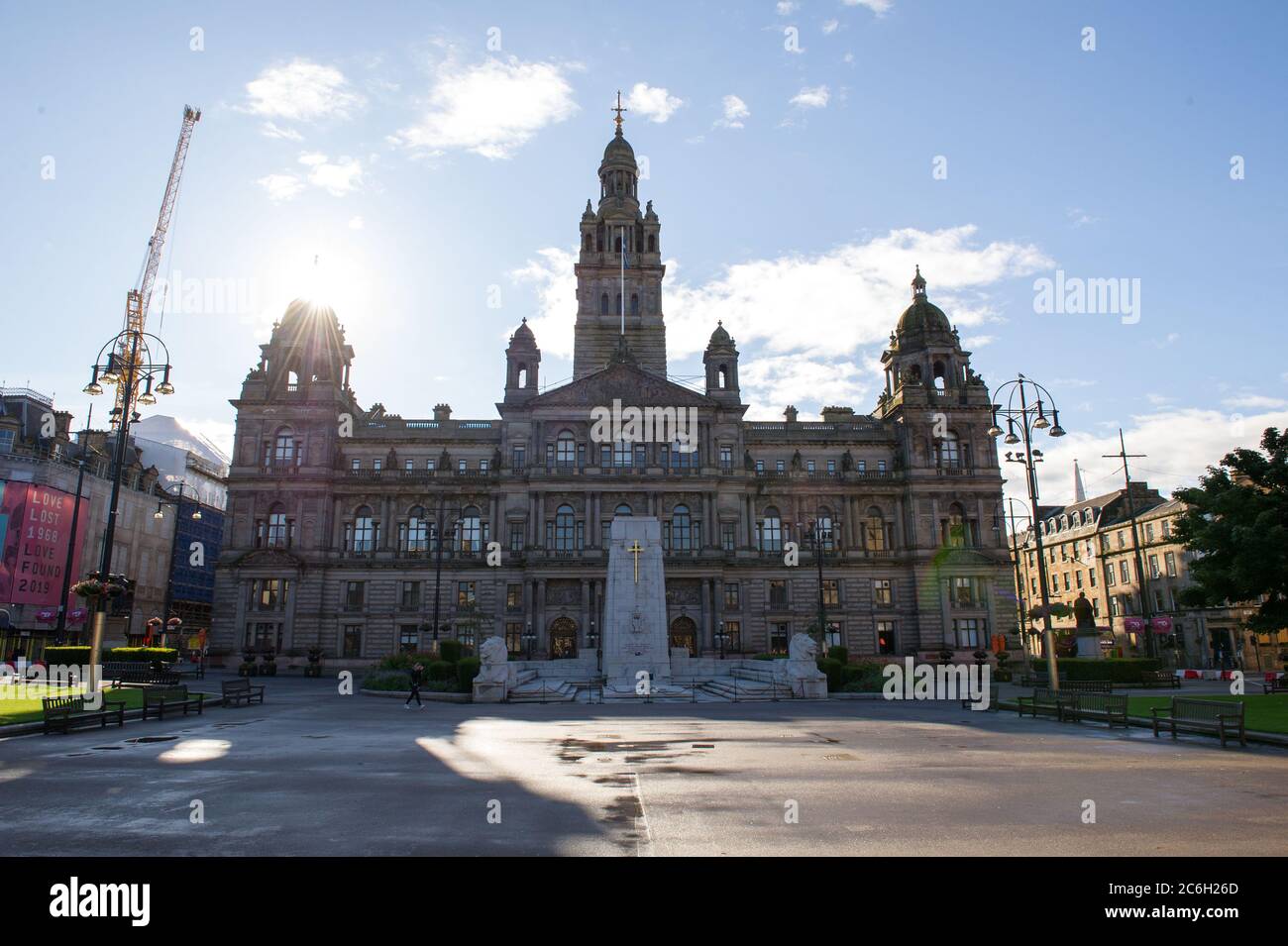 Glasgow, Schottland, Großbritannien. 10. Juli 2020. Im Bild: Der George Square in Glasgow zeigt noch Anzeichen von nächtlichen Schauern, aber das Wetter soll strahlender Sonnenschein sein an dem Tag, an dem Schottland alle Gesichtsbezüge in Geschäften obligatorisch macht.Glasgow, Schottland. Quelle: Colin Fisher/Alamy Live News. Stockfoto