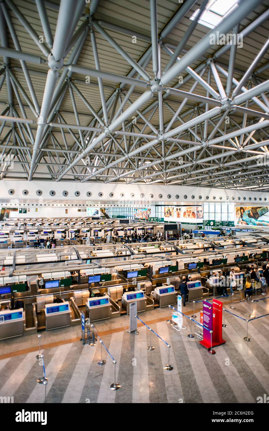 Mailand. Italien - 23. Mai 2019: Innenansicht des Flughafens Malpensa. Abflughalle des Flughafens. Stockfoto