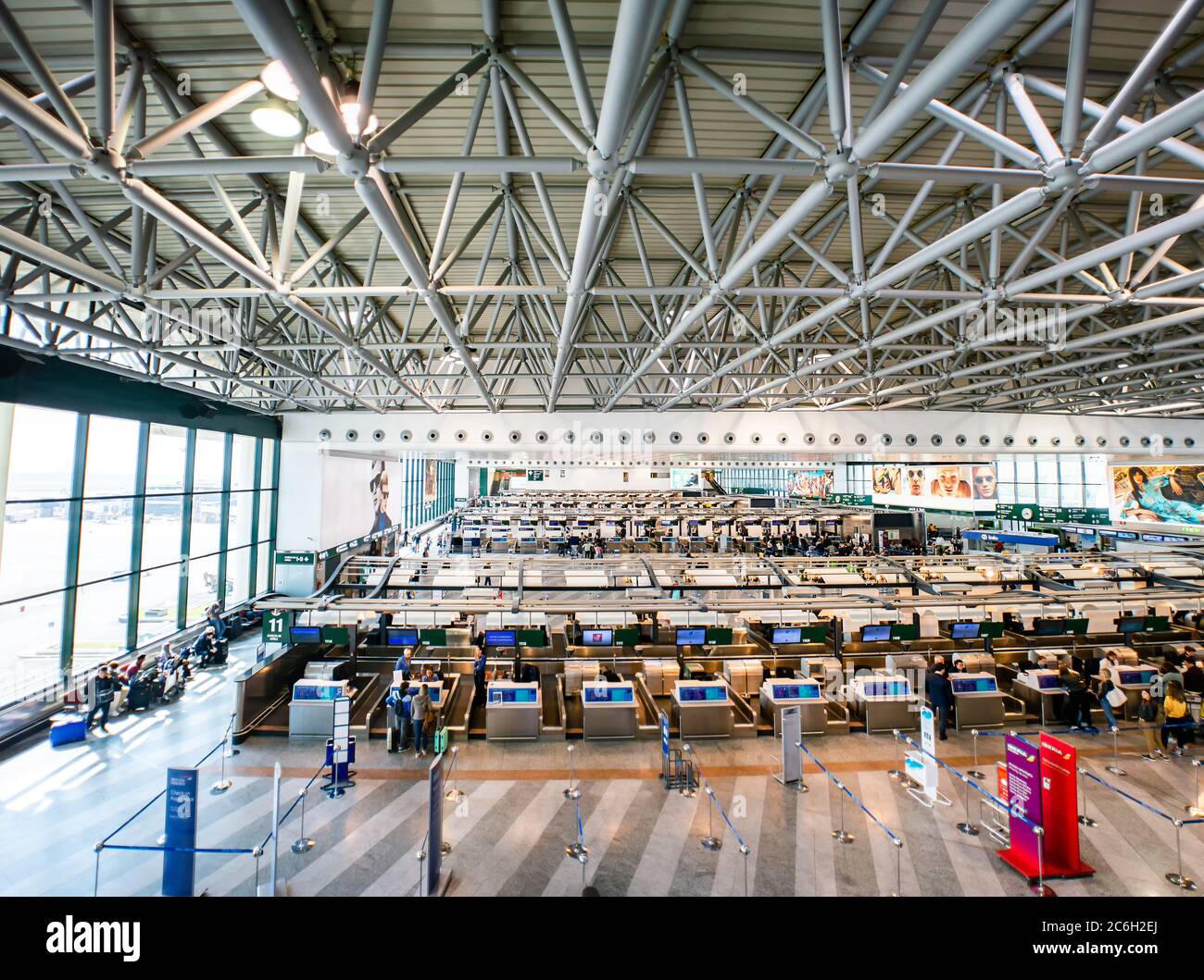 Mailand. Italien - 23. Mai 2019: Innenansicht des Flughafens Malpensa. Abflughalle des Flughafens. Stockfoto