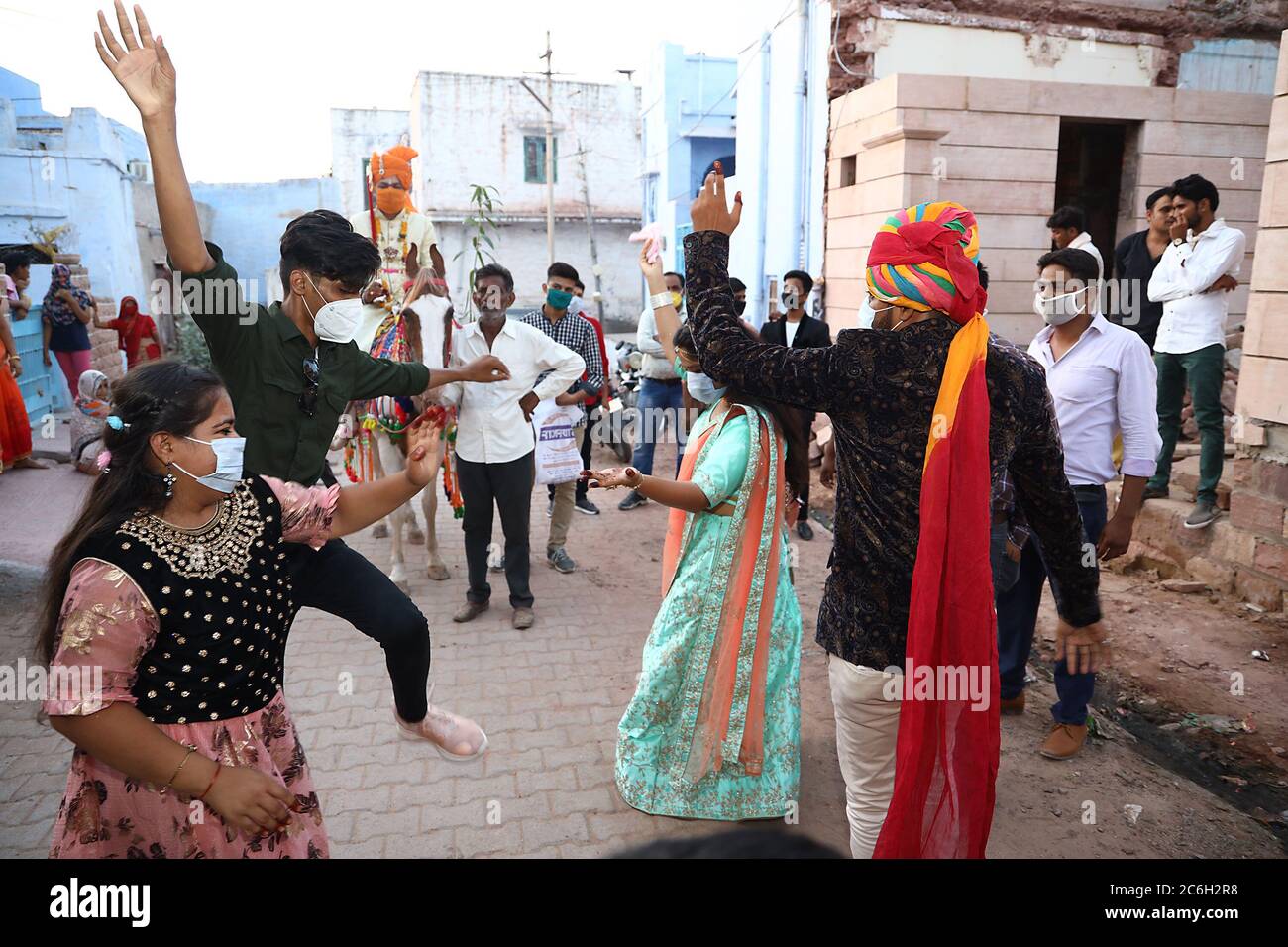 Jodhpur, Rajashtbn, Indien. 30. Juni 2020: Indische Menschen tragen Maske tanzen, in einer Hochzeit, feiern soziale Versammlung nach Leichtigkeit in Sperre während Stockfoto