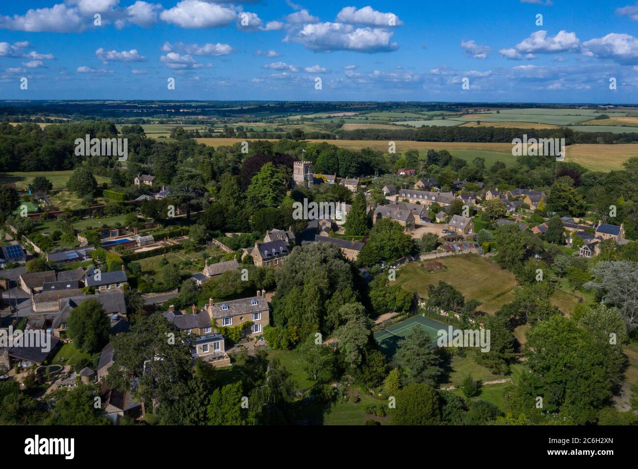 Kirchturm Aston Dorf aus der Luft mit Kirche im Zentrum, Oxfordshire, England Stockfoto