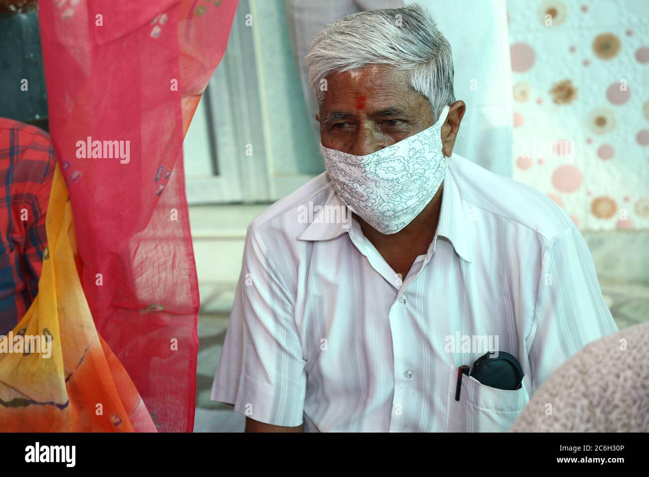 Jodhpur, Rajashtbn, Indien. 30. Juni 2020: Alter Mann trägt Maske für die Sicherheit vor Coronavirus, covid- Pandemie. Gesundheitskrise. Stockfoto