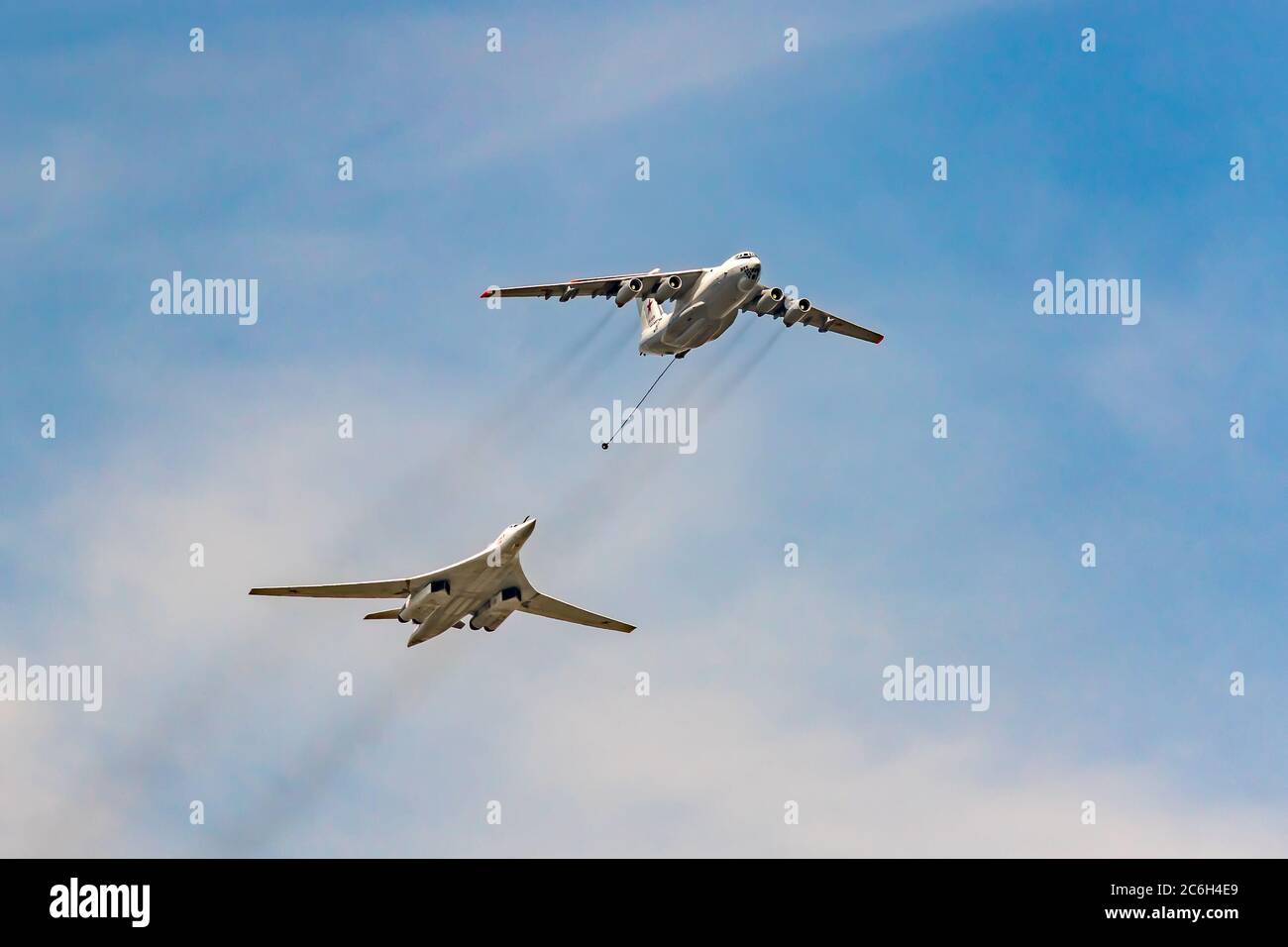 Moskau, Russland - 04. Mai 2018: Russischer strategischer Bomber Tupolev TU-160 und IL - 78 während der Paradeprobe am Siegesfeiertag Stockfoto