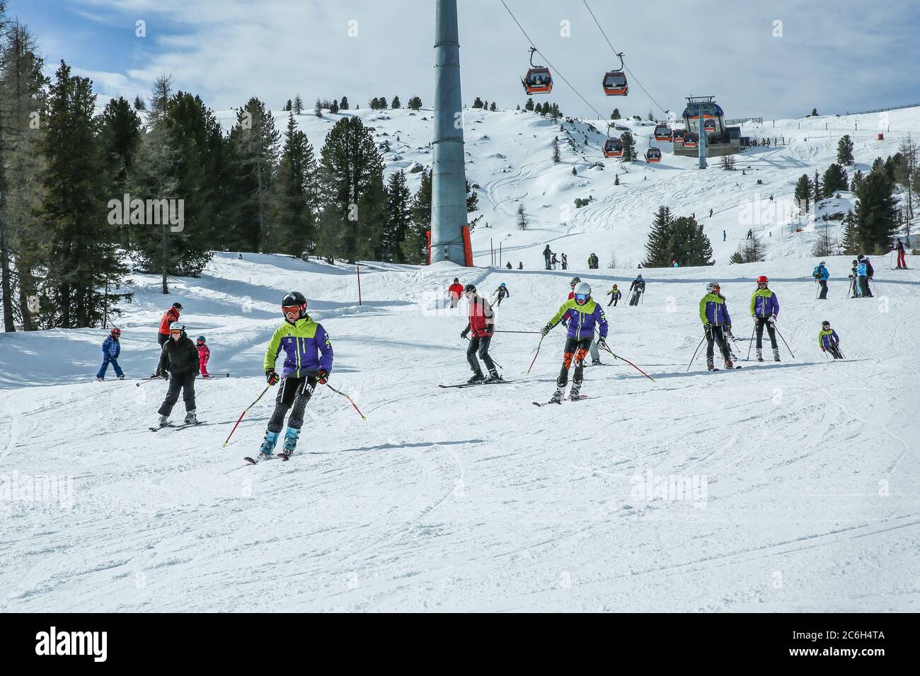 KREISCHBERG, MURAU, ÖSTERREICH - 15. MÄRZ 2017: Viele Skifahrer fahren in  den Alpen an sonnigen Wintertagen. Seilbahn in den Bergen Stockfotografie -  Alamy