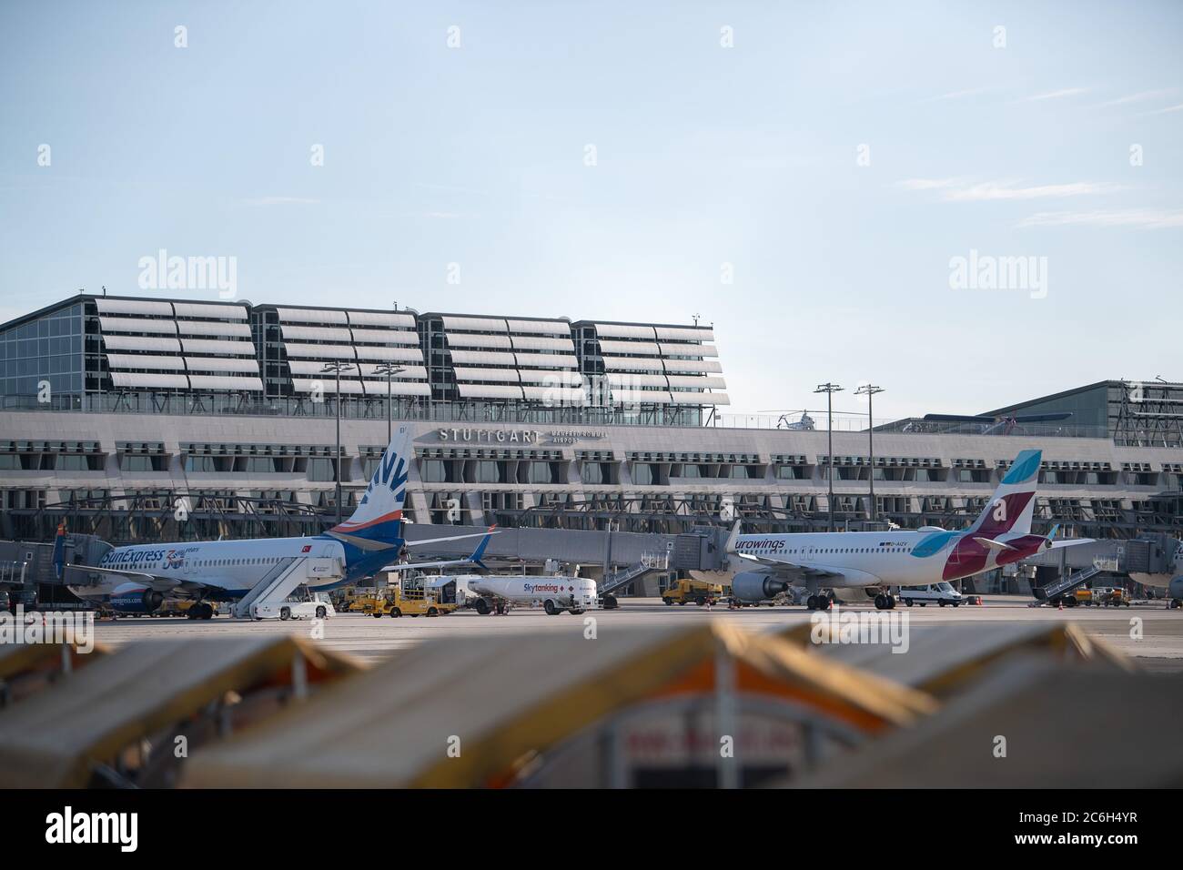 Stuttgart, Deutschland. Juli 2020. Am Flughafen Stuttgart stehen Flugzeuge der Fluggesellschaften "Sun Express" und "Eurowings", die am 10. Juli ihre Halbjahreszahlen vorlegen werden. Der Flughafen hat - wie viele andere - mit der Corona-Krise zu kämpfen. Quelle: Sebastian Gollnow/dpa/Alamy Live News Stockfoto