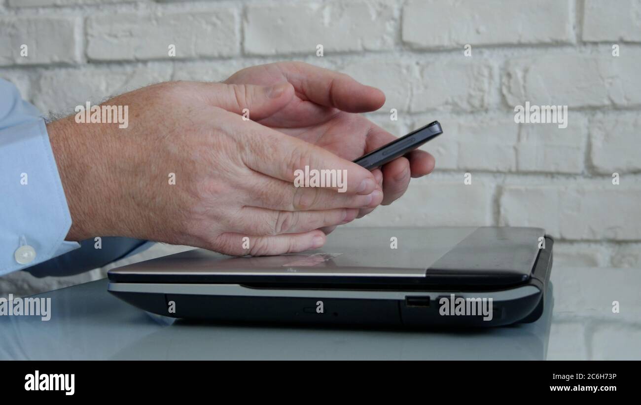 Geschäftsmann, der von zu Hause aus arbeitet, verwenden Sie mobile und Internet-Verbindung Zugriff von Fernfirma Büro Netzwerk-Informationen Stockfoto