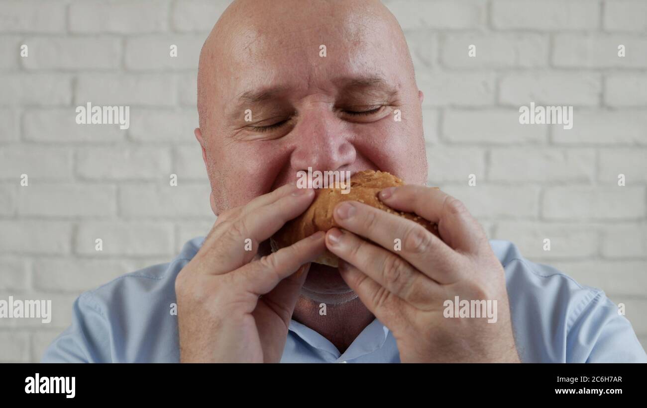 Hungerte Person essen einen leckeren Hamburger, genießen Sie einen köstlichen Snack in einem Fast Food Restaurant Stockfoto