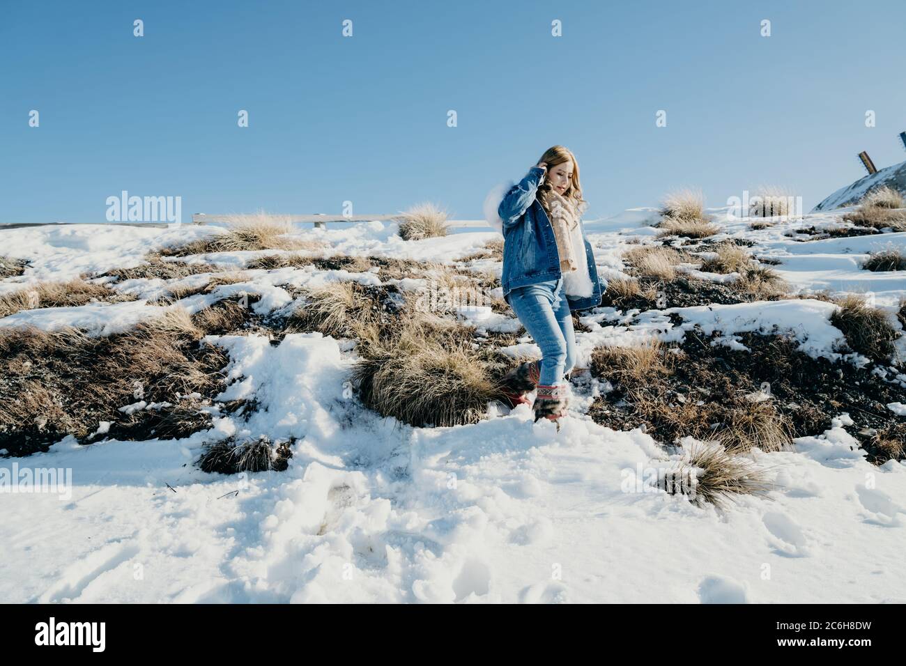 Schöne asiatische Frau genießen Aussicht mit Schnee im Winter in Neuseeland. Stockfoto
