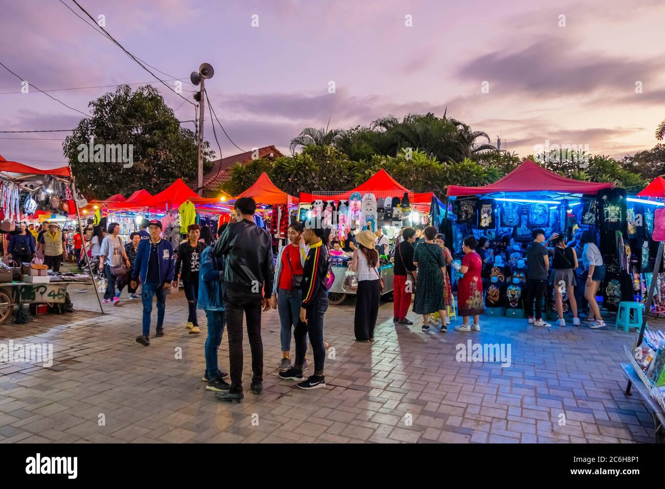 Nachtmarkt, Chao Anouvong Park, Zentrum von Vientiane, Laos Stockfoto
