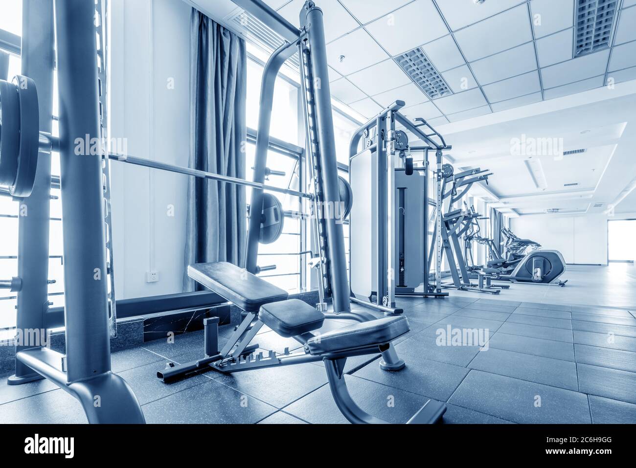 Gesunder Lebensstil Konzept. Die Spinnerei Klasse mit leeren Bikes. Fitness, Sport, Training Stockfoto