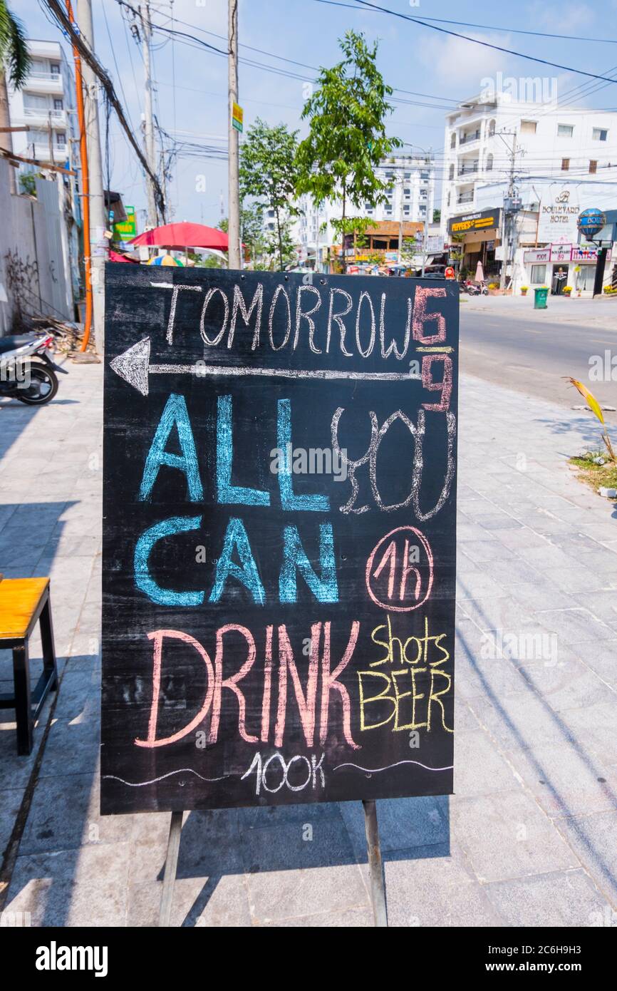 Alles, was Sie trinken können morgen Schild, Duong Tran Hung Dao, Hauptstraße, Duong Dong, Phu Quoc Insel, Vietnam, Asien Stockfoto