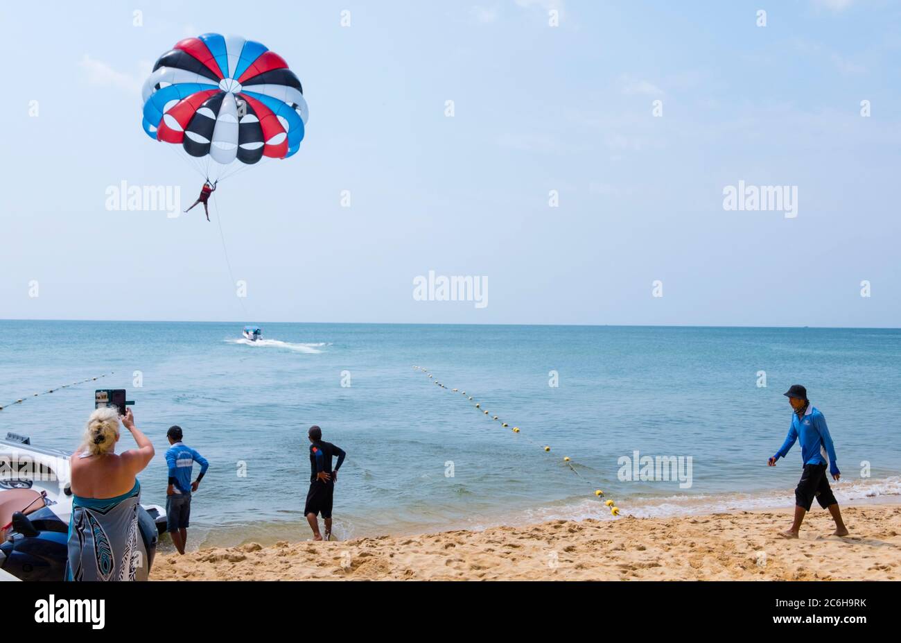 Paragliding über dem Wasser, Long Beach, Duong Dong, Phu Quoc Insel, Vietnam, Asien Stockfoto