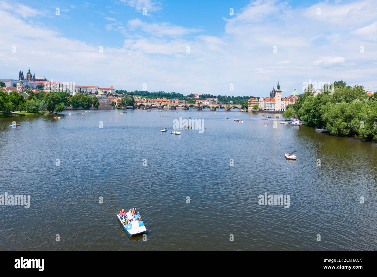 Tretboote, Fluss Moldau, Prag, Tschechische Republik Stockfoto