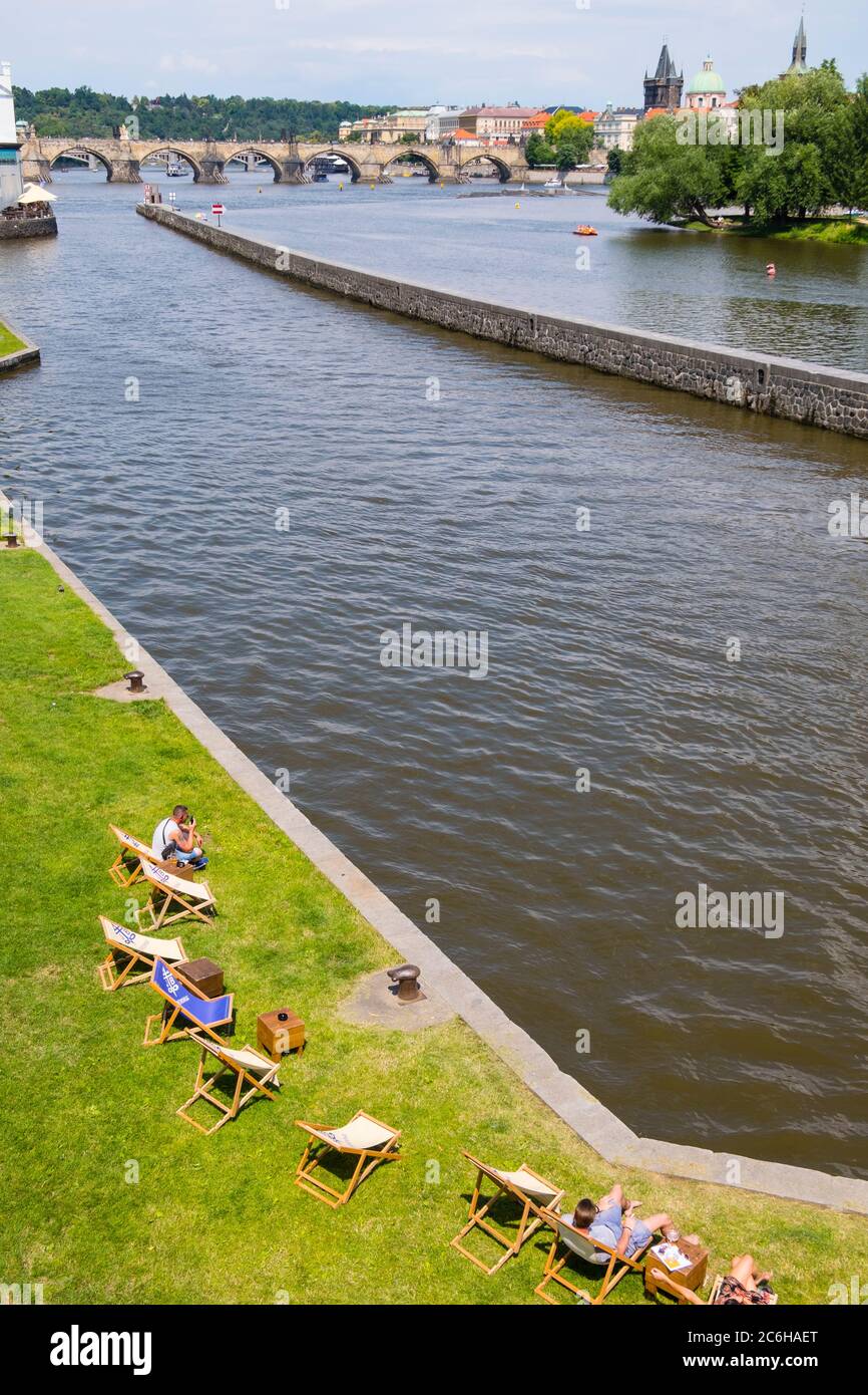 Liegestühle, Biergarten, Kampa Park, Moldau, Prag, Tschechische Republik Stockfoto