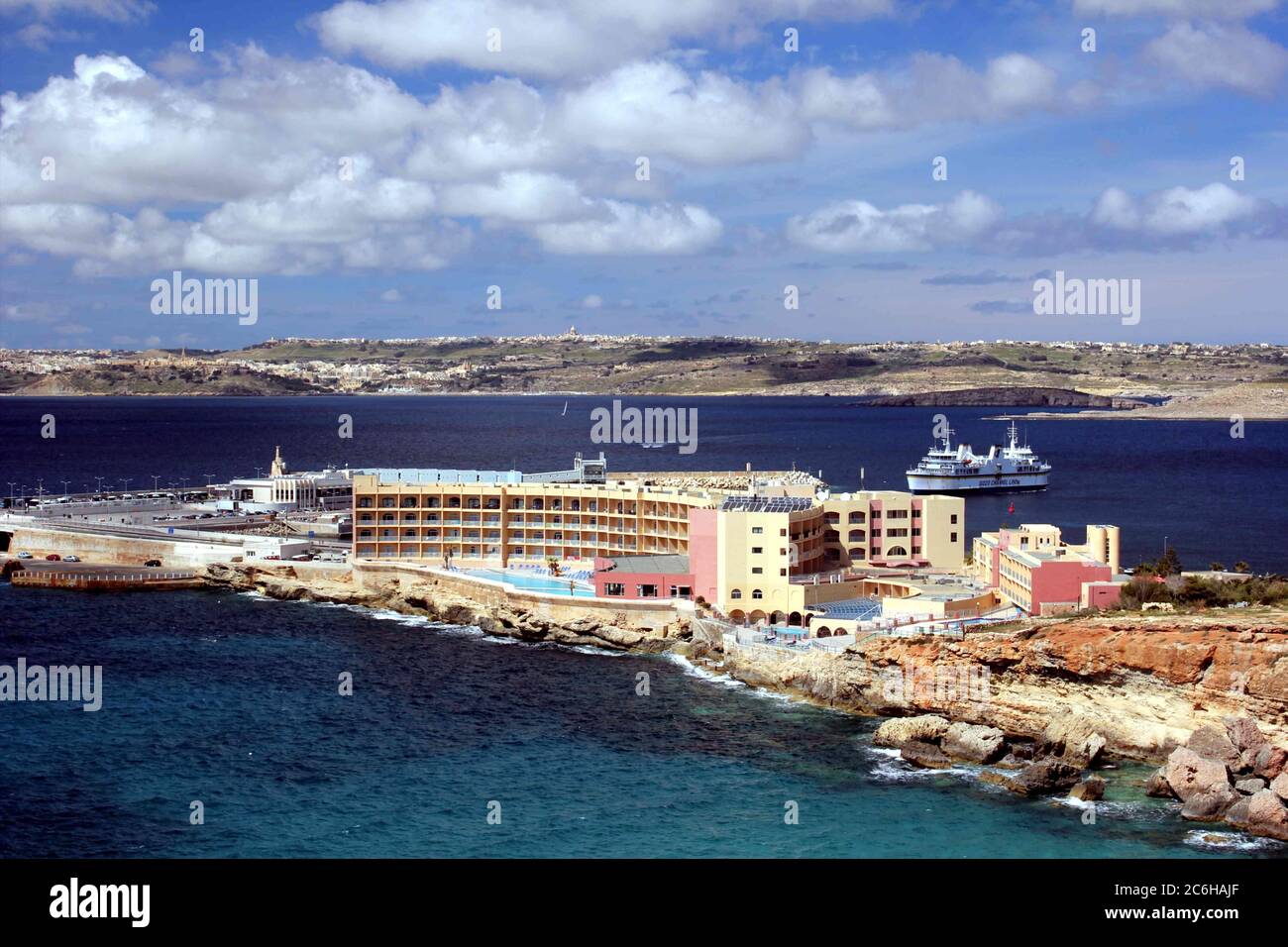 Blick über das Paradise Bay Beach Resort Hotel und den Malta - Gozo Kanal in Cirkewwa, Malta Stockfoto