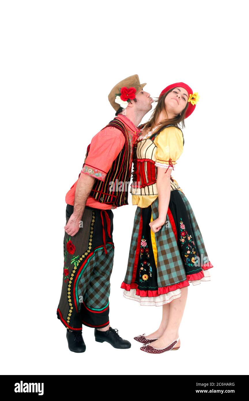 Unschuldiger Kuss von Hänsel und Gretel auf weißem Hintergrund Stockfoto
