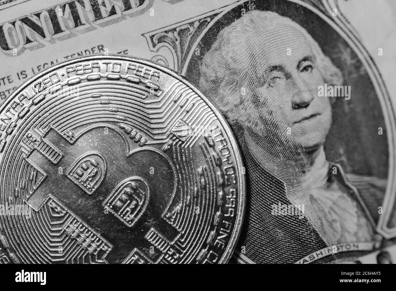 Bild der Bitcoin Krypto Währung gesehen, die auf einer regulären ein-Dollar-Banknote. Details der Münzprägung und Muster sind deutlich sichtbar. Stockfoto