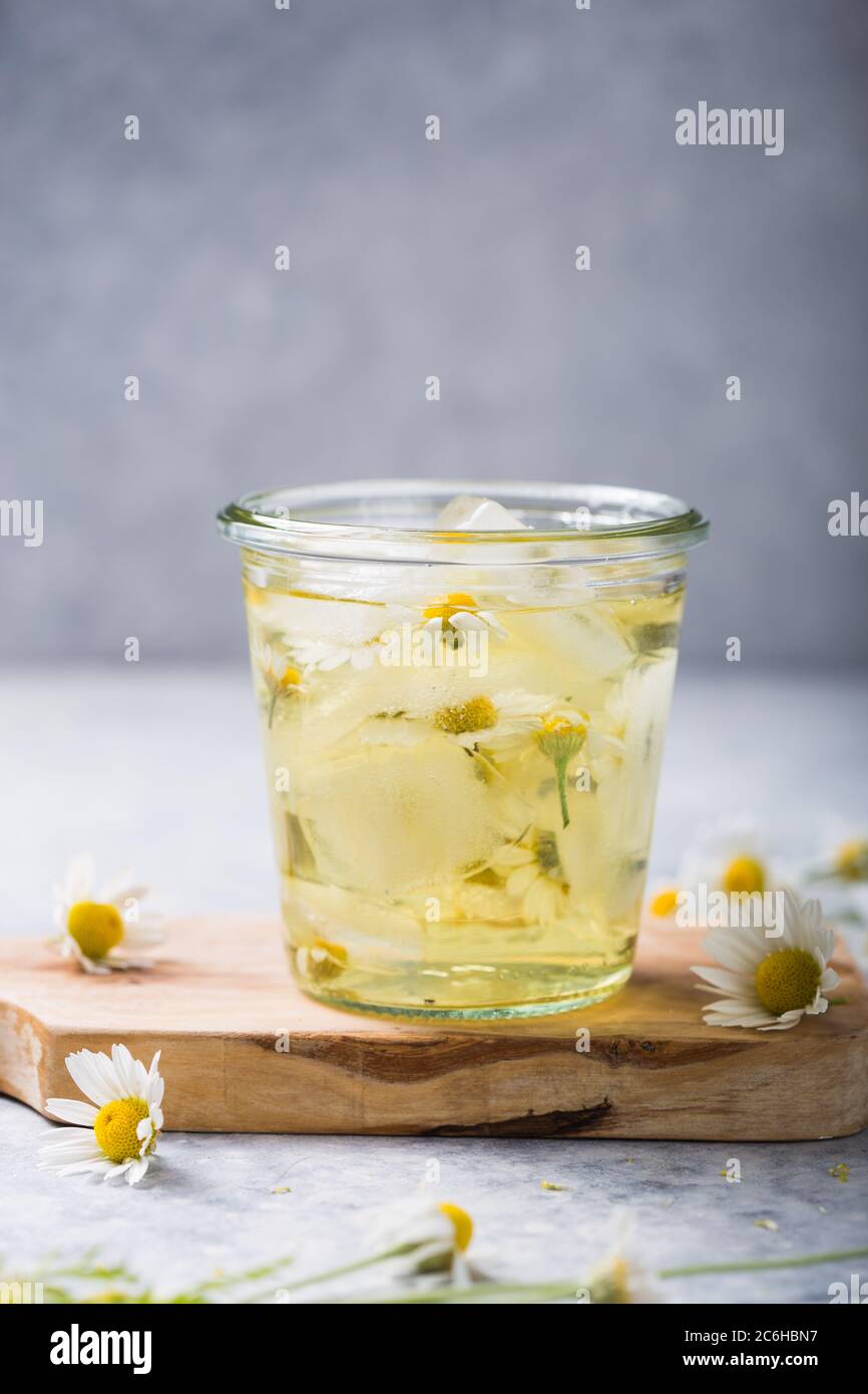 Boozy Long Island Eistee mit Kamillenblüten Stockfoto