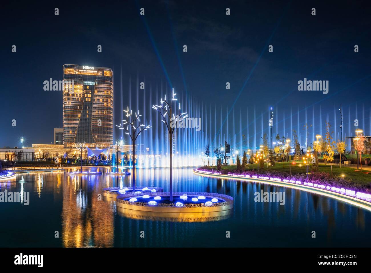 Taschkent, Usbekistan - 30 Oktober, 2019: schöne Springbrunnen bei Nacht mit Reflexion im Teich beleuchtet in neuen Taschkent City Park Stockfoto